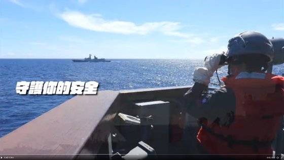 대만 국방부는 6일 구축함 마궁함이 중국 호위함 마안산함을 감시하는 영상을 공개해 맞대응했다. [사진 대만 국방부 트윗 영상 캡처]