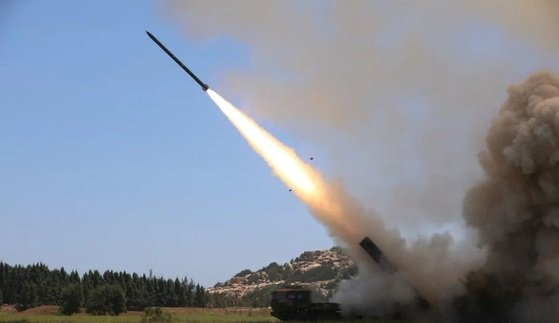 4일(현지시간) 중국 인민해방군 동부전구 사령부 지상군이 대만 해협으로 미사일을 발사하고 있다. 로이터=뉴스1
