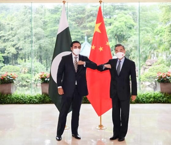 22일 중국 광저우를 방문한 빌라왈 부토 자르다리(왼쪽) 파키스탄 신임 외교장관과 왕이(오른쪽) 중국 국무위원 겸 외교부장이 어깨 인사를 하고 있다. [사진 중국 외교부]