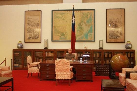 대만 타이베이에 세워진 중정기념당 전시실에 장제스가 생전에 집무실에서 근무하는 모습이 전시되고 있다. 신경진 기자