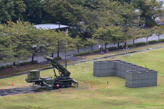 일본 도쿄 방위성 인근에 배치된 PAC-3 '패트리어트' 지대공 요격미사일. AFP=연합뉴스
