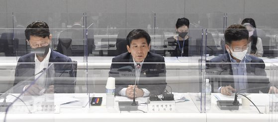 최상대 기획재정부 차관이 15일 서울 중구 한국주택금융공사에서 열린 '민생안정 관련 재정집행관계차관회의'를 주재하고 있다. 뉴스1