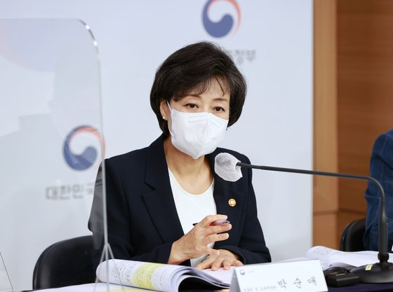 박순애 사회부총리 겸 교육부장관이 29일 교육부 업무보고 현안을 취재진에게 설명하고 있다. [사진 교육부]