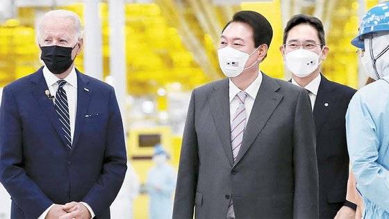 2022년 5월 20일, 취임 후 처음으로 방한한 조 바이든 미국 대통령이 윤석열 대통령과 경기도 평택시 삼성전자 반도체 공장을 방문해 이재용 부회장의 안내를 받으며 공장을 시찰하고 있다. [사진 대통령실사진기자단]