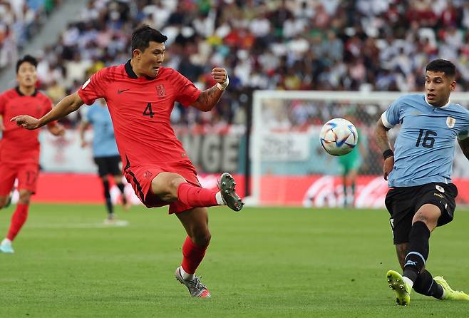 한국축구대표팀 수비수 김민재(왼쪽). 연합뉴스