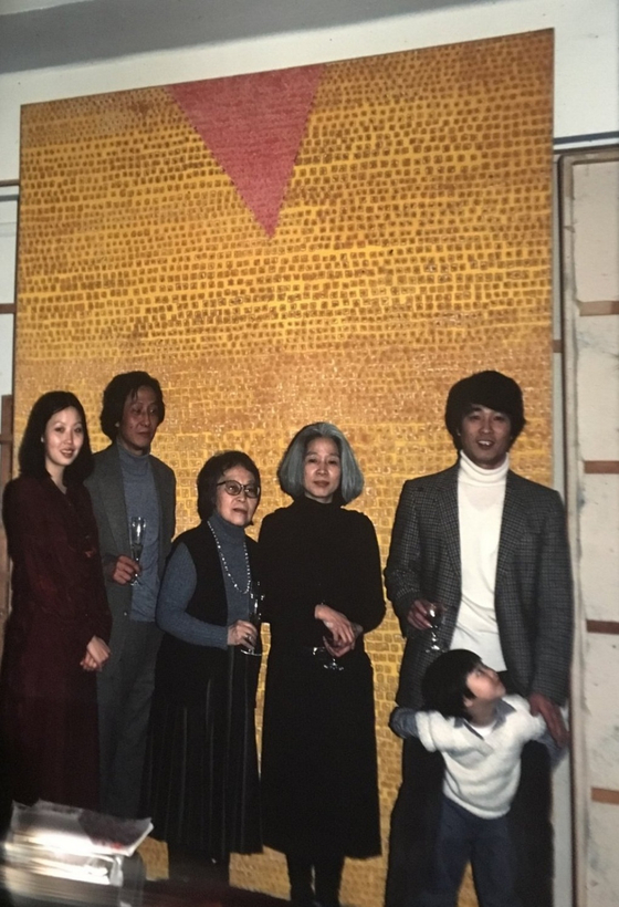 왼쪽부터 송유라, 한용진, 김향안, 문미애, 박충흠, 아들 영하. 뉴욕 환기재단 . [사진 박충흠]