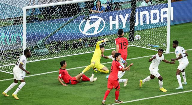 28일 오후(현지시간) 카타르 알라이얀의 에듀케이션 시티 스타디움에서 열린 2022 카타르 월드컵 조별리그 H조 2차전 대한민국과 가나의 경기. 전반 한국 선수들이 실점하고 있다. 2022.11.28 연합뉴스