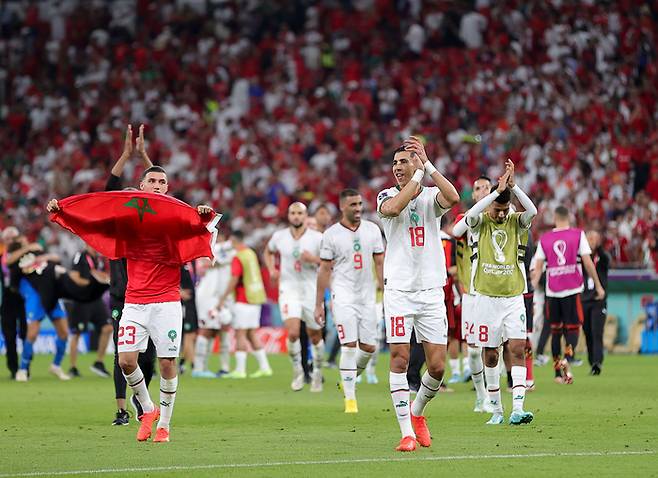 FIFA 랭킹 22위 모로코가 27일 카타르 도하 앗수마마 스타디움에서 열린 카타르 월드컵 F조 조별리그 2차전에서 FIFA 2위 벨기에를 2-0으로 물리린 뒤 기뻐하고 있다. 신화연합뉴스