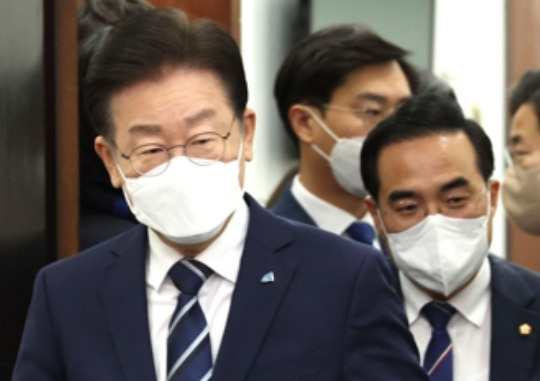 Democratic Party of Korea leader Lee Jae-myung attends a meeting of the party’s Supreme Council at the National Assembly on November 28. Yonhap News