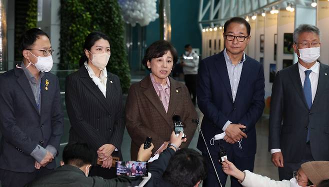 “책임 묻겠다” 더불어민주당 ‘이태원 참사 대책본부’ 사고 수습단장인 남인순 의원(가운데)이 28일 대책본부 의원들과 서울시청에서 오세훈 시장을 만난 뒤 기자들의 질문에 답하고 있다. 연합뉴스