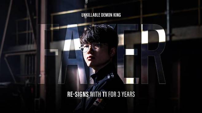 T1의 '페이커' 이상혁이 T1과 3년 재계약을 맺었다.   T1