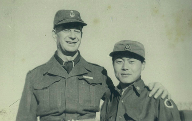 김 목사(오른쪽)가 한국전쟁 당시 경기도 의정부 캐나다야전병원에서 일할 때 캐나다 군의관과 찍은 기념사진. 국민일보DB