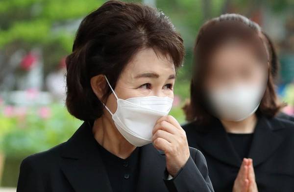 故 박원순 전 서울시장의 부인 강난희씨가 지난해 7월 서울 종로구 조계사에서 열린 故 박원순 전 서울시장 1주기 추모제에 참석하고 있다. 뉴시스