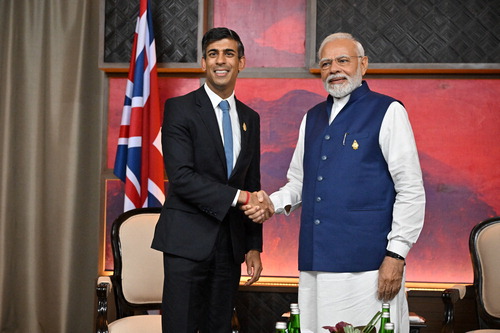 리시 수낵 영국 총리(왼쪽)가 나렌드라 모디 인도 총리와 만나 악수하고 있다. 【연합뉴스】