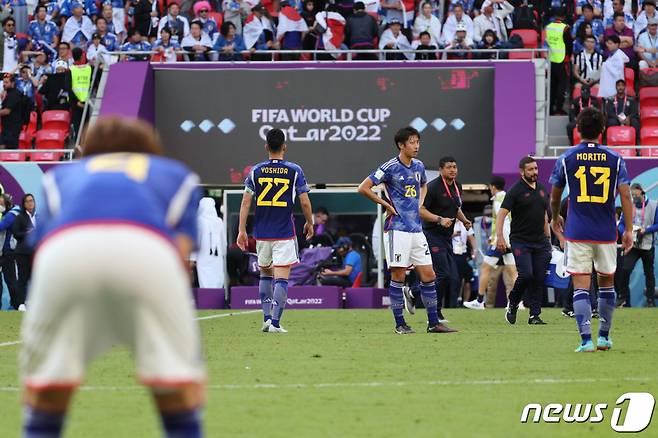 27일 오후(한국시간) 카타르 알 라이얀의 아흐메드 빈 알리 스타디움에서 열린 2022 FIFA 카타르 월드컵 조별리그 E조 2차전 일본과 코스타리카의 경기에서 0대 1로 패배한 일본 선수들이 아쉬워하고 있다. /사진=뉴스1