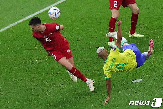 (AFP=뉴스1) 정윤영 기자 = 브라질 국가대표 히샤를리송이 24일(현지시간) 카타르 루사일의 루사일 스타디움에서 열린 2022 카타르 월드컵 세르비아와의 조별리그 G조 1차전에서 2번째 골을 넣고 있다.   ⓒ AFP=뉴스1  Copyright (C) 뉴스1. All rights reserved. 무단 전재 및 재배포 금지.