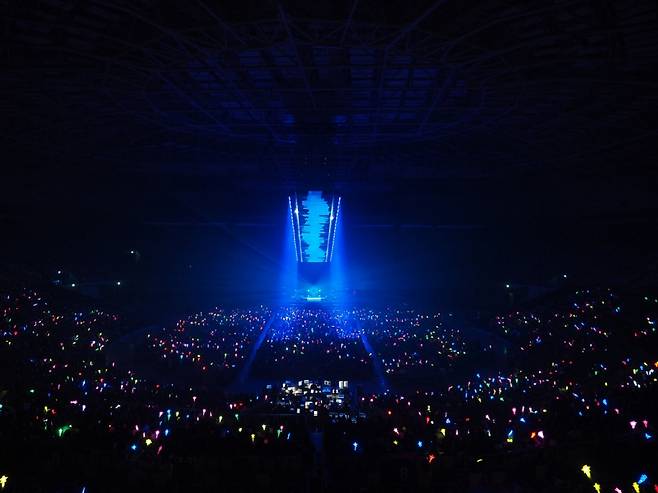 가로 6m, 세로 40m에 이르는 직사각형 LED가 공중에 매달려 시시각각 역동적인 모습을 구현했다. /사진제공=인사이트엔터테인먼트