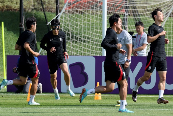 한국 축구 국가대표팀이 28일 가나와 맞대결을 펼치는 가운데 황희찬, 김민재 등 부상 선수들의 출전 여부에 관심이 모아진다. 사진은 축구대표팀 손흥민 등이 지난 27일 오전(현지시각) 카타르 도하 알에글라 트레이닝센터에서 훈련을 하는 모습. /사진=뉴스1