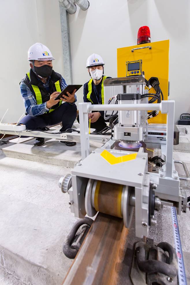 레일 자동화 연마장치 시험 모습.[한국철도기술연구원 제공]