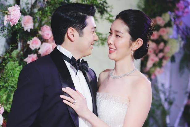 결혼식 올린 백범 김구 증손녀(오른쪽)와 태국 CP그룹 회장 아들. [CP그룹 제공] [연합]