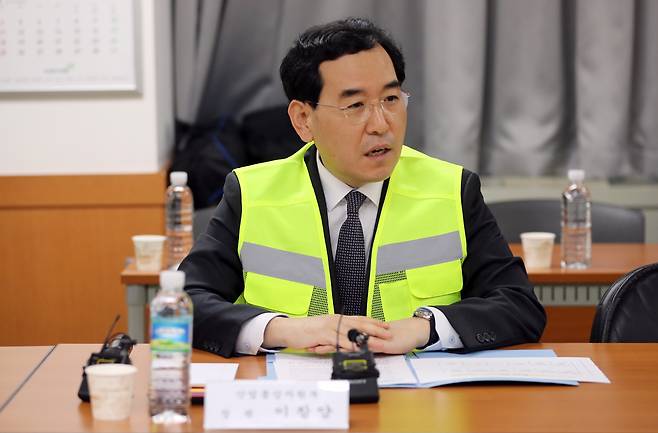 이창양 산업통상자원부 장관이 28일 화물연대 파업으로 인한 피해 상황을 점검하기 위해 아세아시멘트 충북 제천공장을 방문, 현장의 목소리를 듣고 있다. [연합]