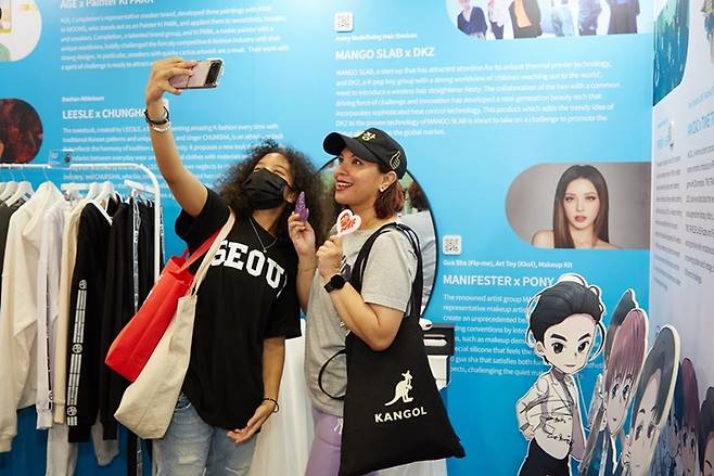 한류스타 사진 및 입간판 앞에서 셀카놀이를 하고 있는 인도네시아 한류팬들