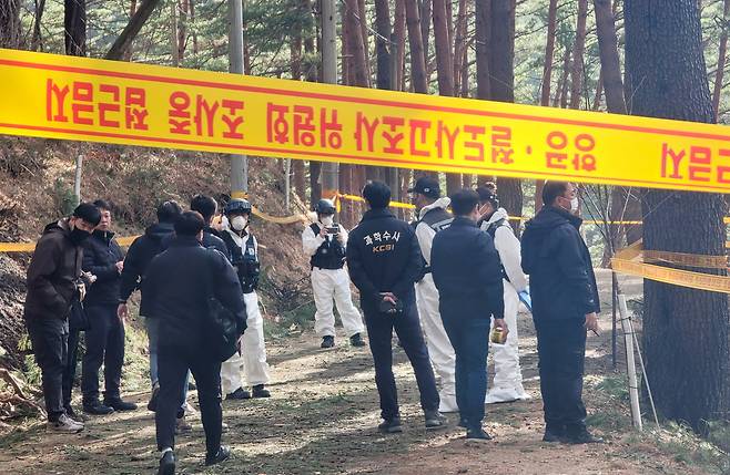 강원 양양군 현북면 어성전리 헬기 추락 사고 발생 이틀째인 28일 오전 국토교통부 항공·철도사고조사위원회와 경찰, 소방이 사고 현장에서 합동 감식을 준비하고 있다. [연합]