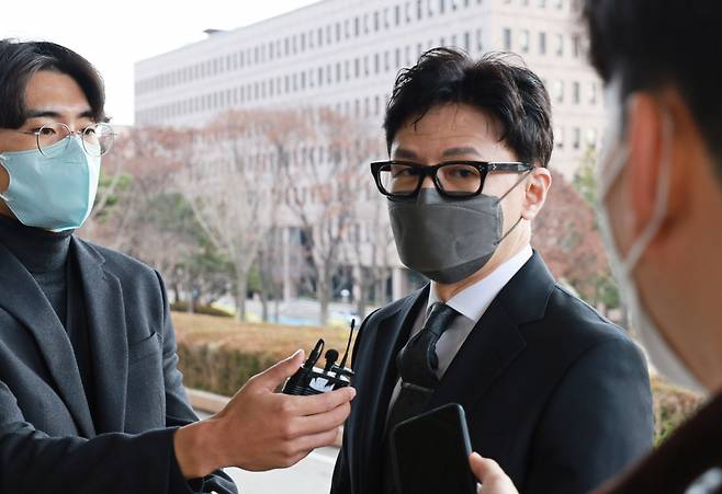 한동훈 법무부 장관이 28일 오전 정부과천청사 법무부로 출근하며 취재진 질문에 답하고 있다. [연합]