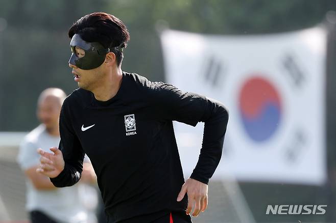 [도하(카타르)=뉴시스] 조성우 기자 = 대한민국 축구대표팀 손흥민이 27일(현지시간) 오후 카타르 도하 알 에글라 트레이닝센터에서 훈련을 하고 있다. 2022.11.27. xconfind@newsis.com