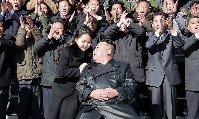 북한 조선중앙통신이 공개한 사진에 지난 27일 김정은 북한 국무위원장이 딸과 함께 신형대륙간탄도미사일 화성포-17형 시험발사 참여했던 공로자들을 찾아 격려하고 기념사진을 찍고 있다. AP/뉴시스