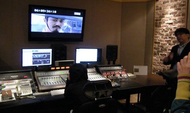 라이브톤은 250여 편의 국내외 영화 및 드라마의 사운드 디자인과 믹싱을 전담한 아시아 최고 영상 음향 전문 스튜디오다. 국내에서 포착한 100% 한국 소스 사운드를 영상에 담고 있다.