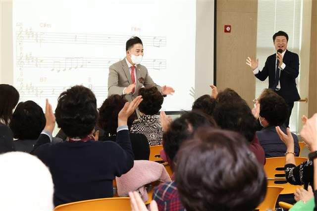 오언석(왼쪽) 서울 도봉구청장이 창동어르신문화센터에서 운영하는 가요교실에 참여해 어르신들과 함께 노래를 부르고 있다.도봉구 제공