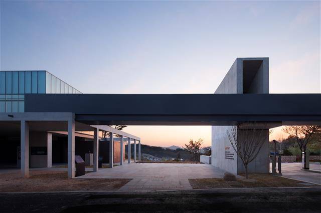 서울 중랑구 망우동과 면목동, 경기 구리시에 걸쳐 있는 망우역사문화공원은 ‘망우리 공동묘지’라는 옛 모습을 벗고 숲과 유명 인사들의 묘, 멋진 전망이 어우러진 공원으로 사람들의 발길을 끌고 있다. 좁고 기다란 직선형 건축물인 중랑망우공간은 역사문화공원 초입의 완만한 능선에 자리잡고 방문객을 맞는다.모노건축사사무소·박영채 작가 제공