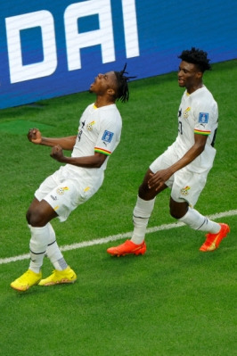 <yonhap photo-6601=“”> Ghana‘s de</yonhap> - Ghana‘s defender #04 Mohammed Salisu (L) celebrates scoring his team’s first goal with Ghana‘s midfielder #20 Mohammed Kudus (R) during the Qatar 2022 World Cup Group H football match between South Korea and Ghana at the Education City Stadium in Al-Rayyan, west of Doha, on November 28, 2022. (Photo by Odd ANDERSEN / AFP)/2022-11-28 22:28:18/