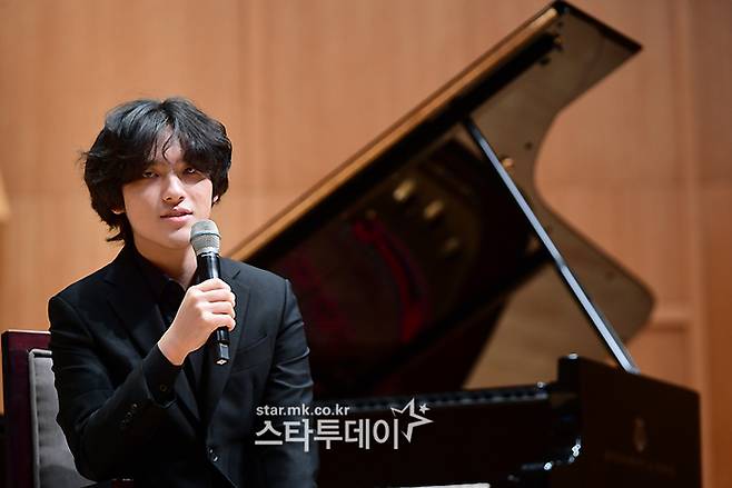 피아니스트 임윤찬이 취재진 질문에 답하고 있다.