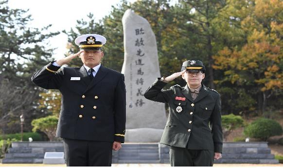 4대째 장교 최진영(왼쪽) 소위와 3대째 군인 임지유 소위 [해군 제공. 재판매 및 DB 금지]