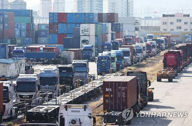 정부 "집단운송거부로 심각한 위기시 업무개시명령 발동" (의왕=연합뉴스) 홍기원 기자 = 화물연대 총파업 나흘째인 지난 27일 오전 경기도 의왕시 내륙컨테이너기지(ICD)에 화물차들이 주차돼 있다. xanadu@yna.co.kr