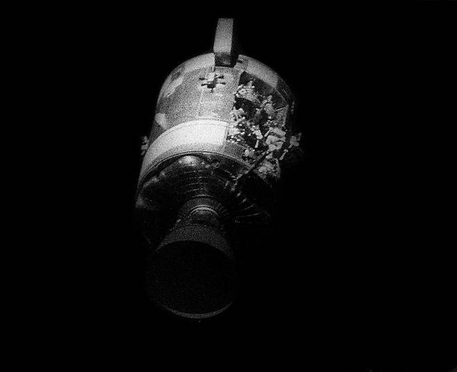 산소탱크 폭발로 표면이 파손된 아폴로13호 기계선 [NASA 제공/ 재판매 및 DB 금지] photo@yna.co.kr