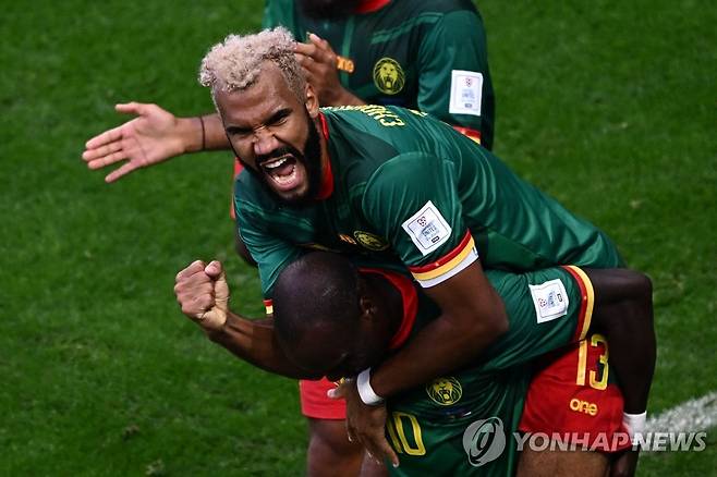 동점골 만들고 기뻐하는 추포모팅 (도하 AFP=연합뉴스) 카메룬 축구 대표팀의 공격수 에리크 막생 추포모팅(33·바이에른 뮌헨)이 28일(현지시간) 카타르 도하 알 와크라 알 자눕 경기장에서 열린 세르비아와의 2022 국제축구연맹(FIFA) 카타르 월드컵 조별리그 G조 2차전에서 동점골을 넣은 뒤 환호하고 있다. 추포모팅은 후반 21분 득점에 성공하며 3-3 동점을 만들어냈다. 2022.11.28 clynnkim@yna.co.kr