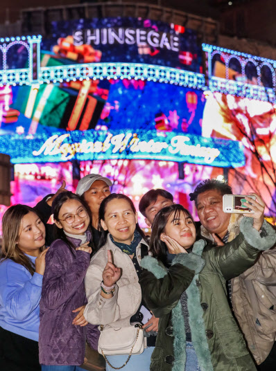 필리핀 관광객들이 지난 27일 신세계백화점 파사드 앞에서 인증샷을 찍고 있다(사진=신세계면세점)