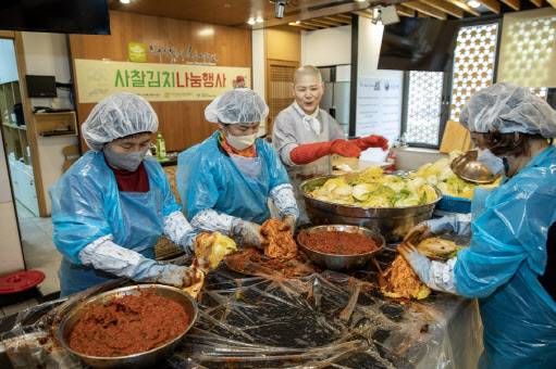 경운스님이 자원봉사자들과 김치를 담그고 있다(사진=한국불교문화사업단).