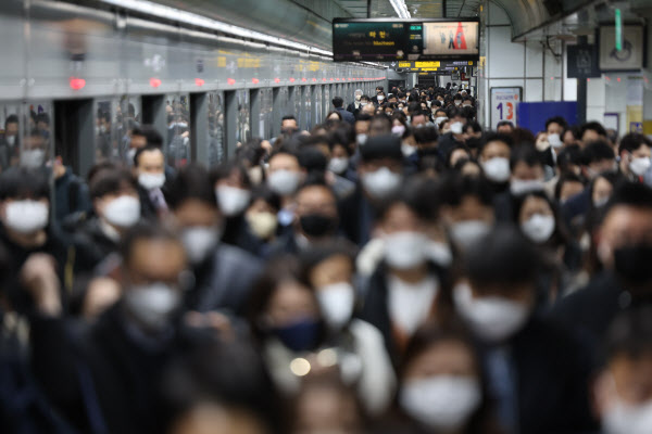 서울 지하철 파업 예고일을 하루 앞둔 29일 오전 지하철을 이용한 시민들이 서울 광화문역을 나서고 있다.(사진=연합뉴스)