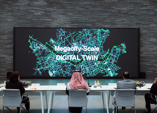 네이버의 도시 단위 디지털트윈 기술력에 대해 설명을 듣고 있는 사우디아라비아 장관 일행. 사진=네이버