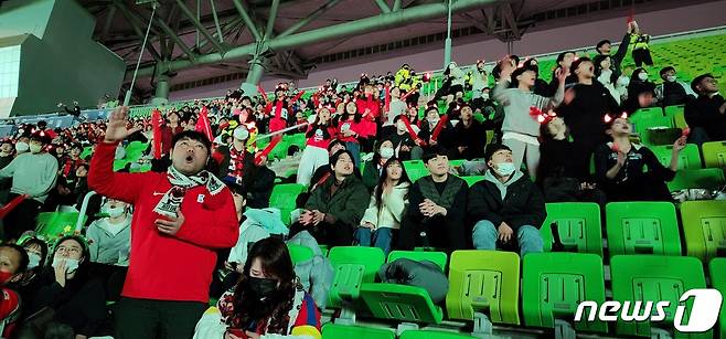 수원월드컵경기장에서 열린 대한민국 응원전에서 28일 시민들이 환호성을 지르고 있다.