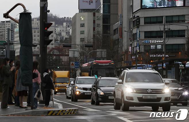 29일 경기지역은 비가 그친 후 오후부터 추워질 것으로 예상된다. 사진은 28일 오전 서울 종로구 광화문 네거리에서 차량들이 전조등을 켜고 운행하고 있는 모습. 2022.11.28/뉴스1 ⓒ News1 김민지 기자