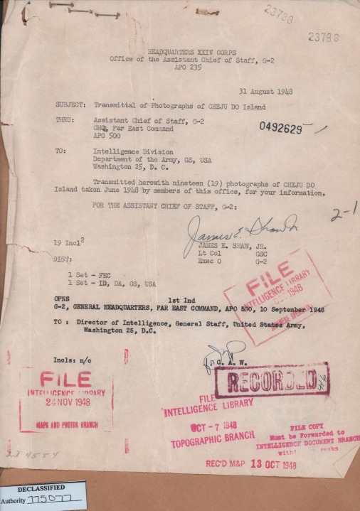 제주4·3평화재단 추가진상조사단이 최근 미국 현지 조사에서 새롭게 입수한 자료. 이 자료는 1948년 8월 31일 24군단 정보참모부(G-2) 부관 중령 제임스 쇼 주니어(James E. Shaw, Jr)가 발송하는 문서 표지로, 해당 문서와 첨부된 19장의 사진은 육군부 정보국, 극동사령부 정보참모부(G-2)를 통해 미 육군부 지형과, 10월 13일 미 육군부 정보문서과, 11월 24일 정보도서관 등에 전달됐다.(제주4·3평화재단 제공)/뉴스1