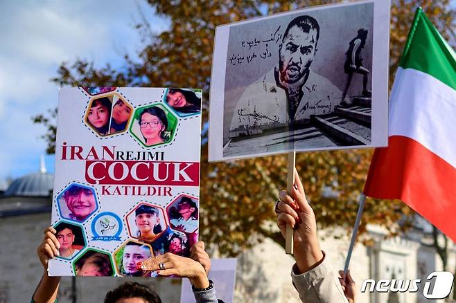 튀르키예 이스탄불에서 이란 반체제 시위를 지지했다가 기소돼 사형 위기에 처한 래퍼 투마즈 살레히(우측 사진)의 석방을 촉구하는 시위가 열렸다. 2022. 11. 26. ⓒ AFP=뉴스1 ⓒ News1 최서윤 기자