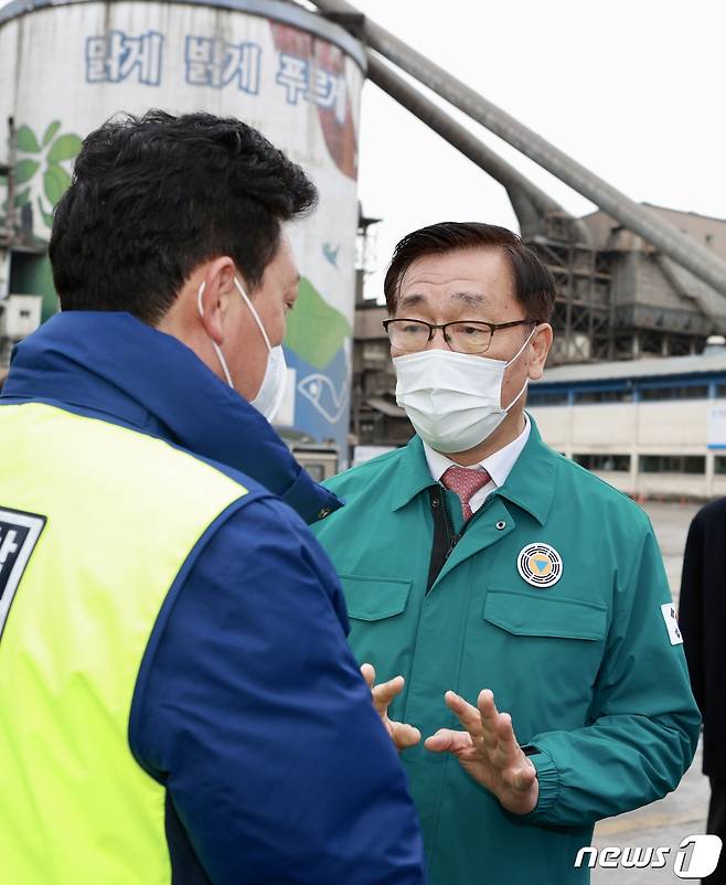 어명소 국토교통부 제2차관이 29일 충북 단양의 한일시멘트 공장에서 집회 중인 화물연대 조합원을 만나 업무 복귀를 촉구했다. (국토부 제공)