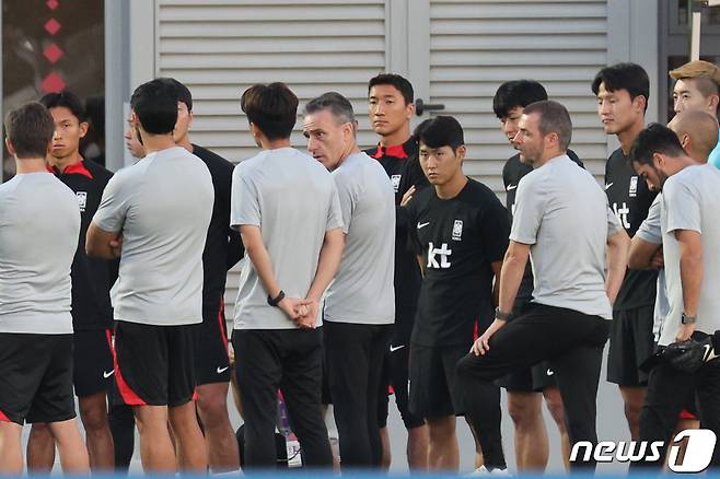 파울루 벤투 감독이 이끄는 손흥민 등 대한민국 축구대표팀 선수들이 29일 오후(현지시간) 카타르 도하 알에글라 트레이닝센터에서 훈련을 하고 있다. 2022.11.29/뉴스1 ⓒ News1 이광호 기자