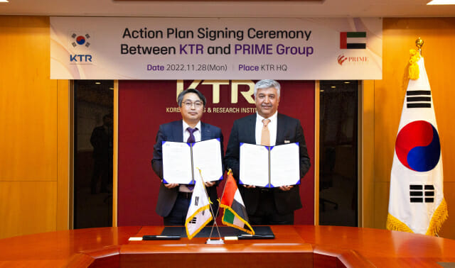 김현철 KTR 원장(왼쪽)과 모하메드 살레 바드리 PRIME 그룹 대표가 업무협약을 체결한 후 협약서를 들어보이고 있다.